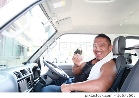 一個男人使用拉丁語系統 16673605