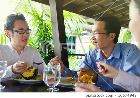 Young business executives eating in the restaurant Young business executives eating in the restaurant 16674942