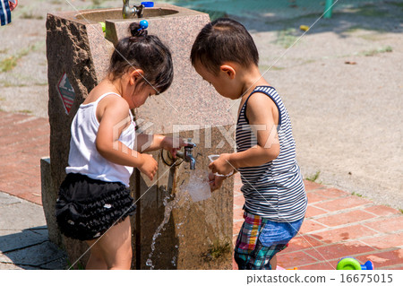 孩子們在水里玩 16675015