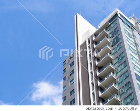 高層公寓和藍天 16676399