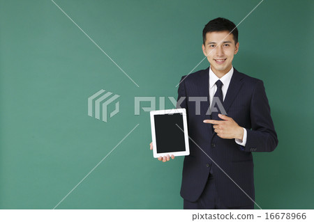 Male instructor pointing to tablet Male instructor pointing to tablet 16678966