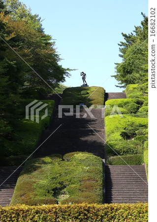 在樓梯上方有一座青銅雕像的公園 16682102