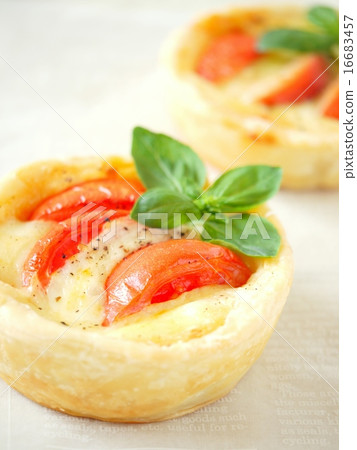 Quiche of tomato and mozzarella cheese 16683457