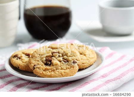 the chocolate chip and macadamia cookies on dish the chocolate chip and macadamia cookies on dish 16684290