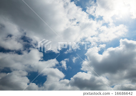 藍天和雲彩在初夏 16686642