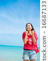 考慮海灘的婦女在沖繩島 16687133