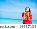 一個年輕的女人，她在沖繩海灘做的心情 16687134