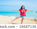 一位在沖繩海灘與情人一起旅行的年輕女士（1） 16687136