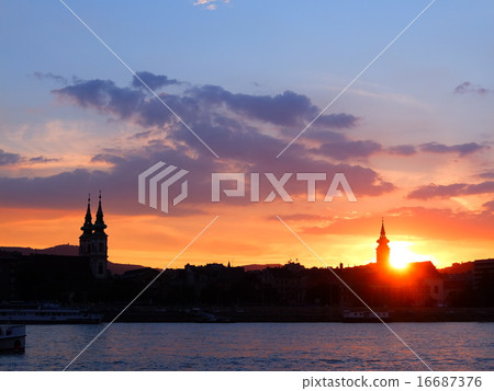 Evening glow of the Danube river 3 Evening glow of the Danube river 3 16687376