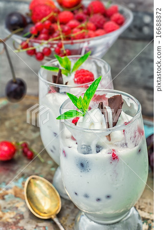 ice cream with fresh fruit 16688872