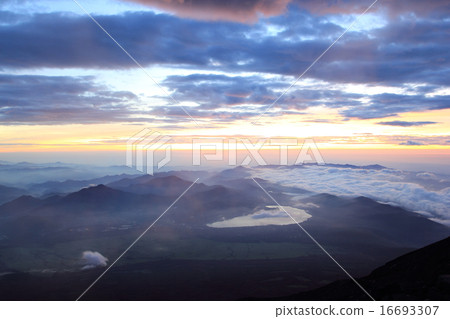 從富士山吉田線八合目眺望山梨縣一側（黎明前） 16693307