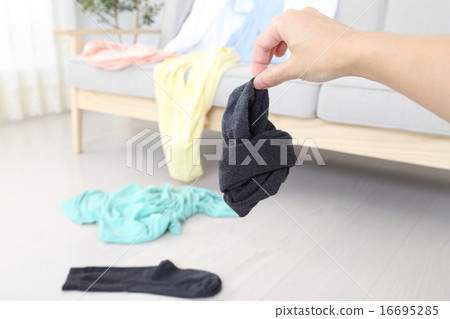 脫掉骯髒襪子的手脫掉衣服 16695285
