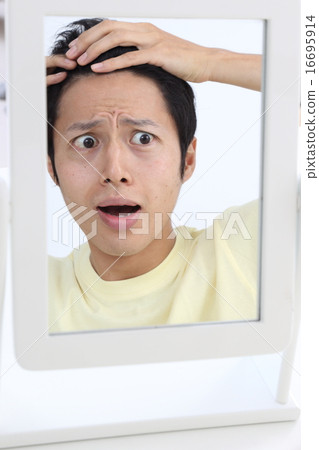 關心髮際線的年輕人 關心髮際線的年輕人 16695914