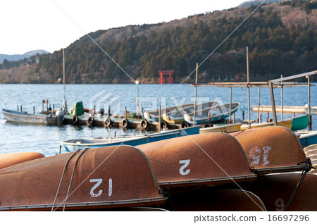 Lake Ashi boat scenery 16697296