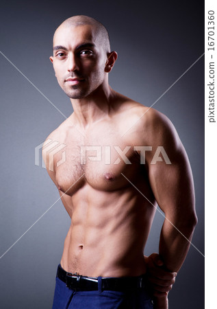 Muscular man in dark studio 16701360