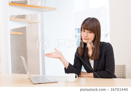 工作在明亮的辦公室的女商人推薦 16701440