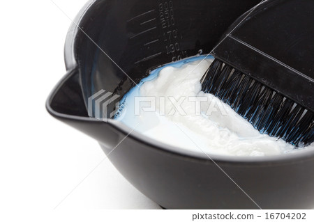 Bowl with peroxide and brush 16704202