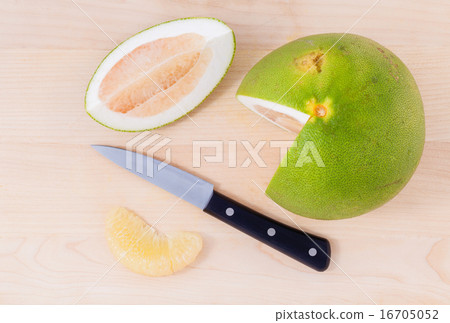 Fresh pomelo cutting and peeled . 16705052
