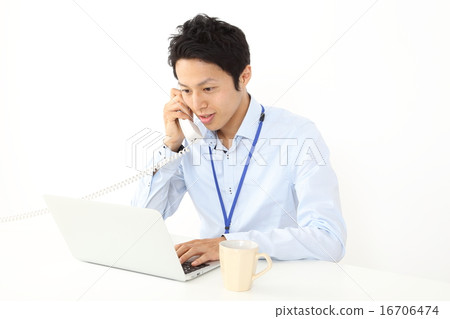 處理電話通信的商務人士 16706474