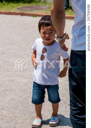 Parent and child playing in the park 16706496