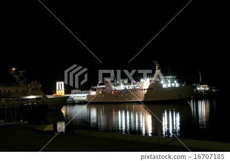 ship at night 16707185