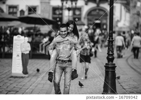 Couple  in the city 16709342