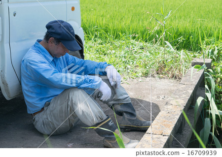 Ugly Farmer 1 16709939