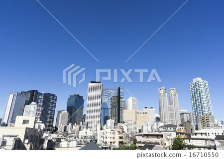 東京都政府辦公室和新宿摩天大樓集團和西新宿5丁目開發正在開發陽光晴朗的藍天復制空間新建築完工 東京都政府辦公室和新宿摩天大樓集團和西新宿5丁目開發正在開發陽光晴朗的藍天復制空間新建築完工 16710550