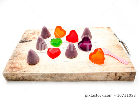 jelly and cuberdon 16711058