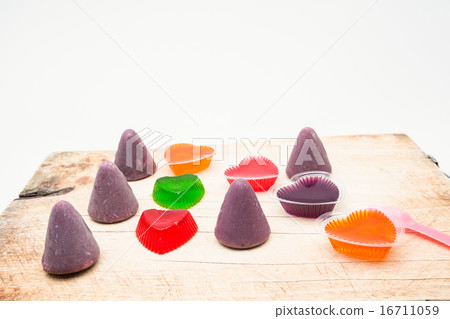 jelly and cuberdon 16711059