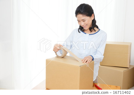 婦女和紙板 婦女和紙板 16711402