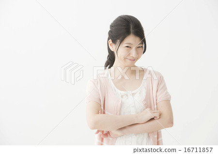 雙臂交叉的女人 16711857