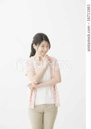 一個女人帶著可怕的表情 16711861