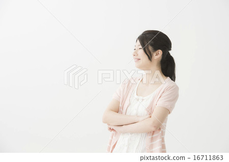 雙臂交叉的女人 雙臂交叉的女人 16711863