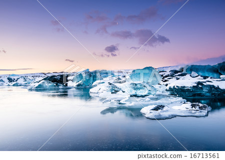 Icebergs floating in Jokulsarlon glacier lake at s 16713561