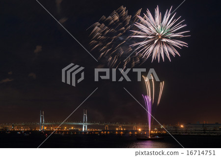 海灣大橋和Minatomirai煙花_F 海灣大橋和Minatomirai煙花_F 16714751
