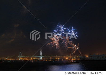 海灣大橋和Minatomirai煙花_ H. 海灣大橋和Minatomirai煙花_ H. 16714753