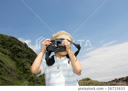 一個孩子在海灘拍攝。小攝影師(三浦半島,長濱海岸) 一個孩子在海灘拍攝。小攝影師(三浦半島,長濱海岸) 16715633