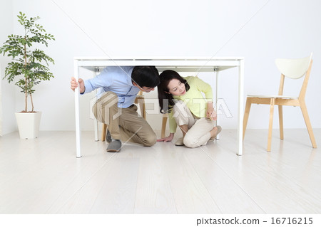 一對夫婦因地震而在桌子下撤離 16716215