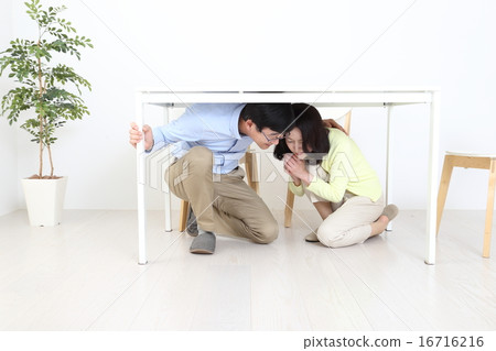 一對夫婦因地震而在桌子下撤離 16716216