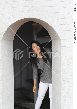 從圓頂型入口取臉的高中生 16716697