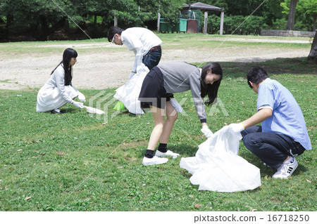 學生在做清潔活動 16718250