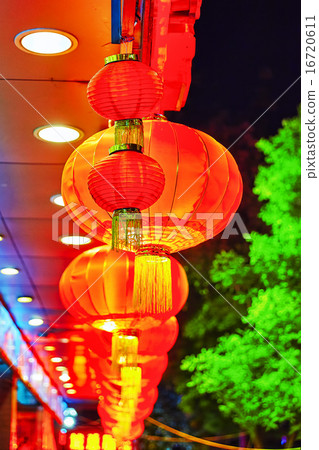 Traditional Chinese red lanterns.Beijing, China. 16720611