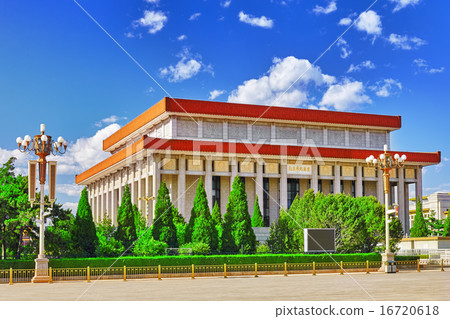 Mao Zedong mausoleum on Tiananmen Square 16720618