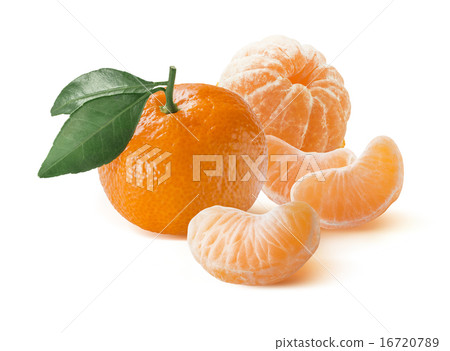 Mandarin and peeled slices group isolated on white 16720789