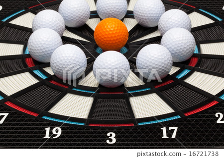 Detail dartboard with golf balls 16721738