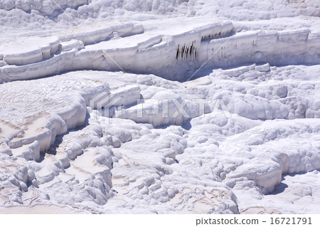 Pamukkale white mountain in Turkey in the middle o 16721791