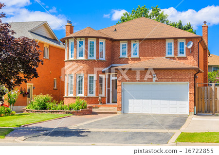 Luxury house  in the suburbs of Toronto 16722855