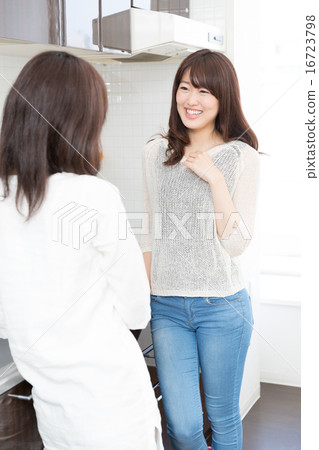 Female kitchen image 16723798