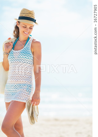 Young woman in hat with bag on beach Young woman in hat with bag on beach 16727905
